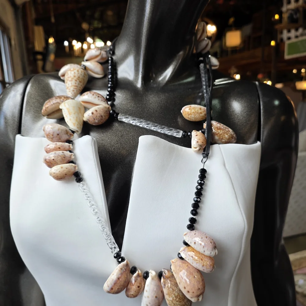 ✨Vintage Cowrie Shell, Crystals, Acrylic Spirals Statement Necklace W/ Leather✨️ - Picture 15 of 15